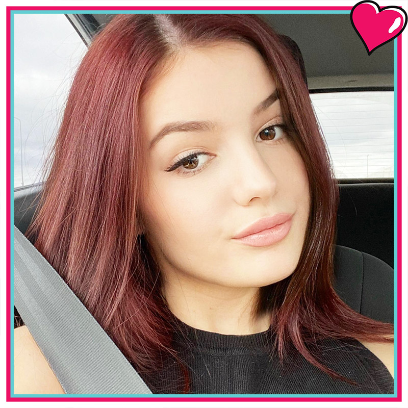 Teenie Porno Girls: Valentina-Rauch sitz im Auto und macht ein Selfie